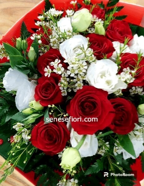Bouquet Fantasy Love: L&acute;Inno all&acute;Amore di Senese Fiori a Napoli
