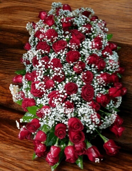 Copribara di Rose Rosse: L´Ultimo Abbraccio d´Amore