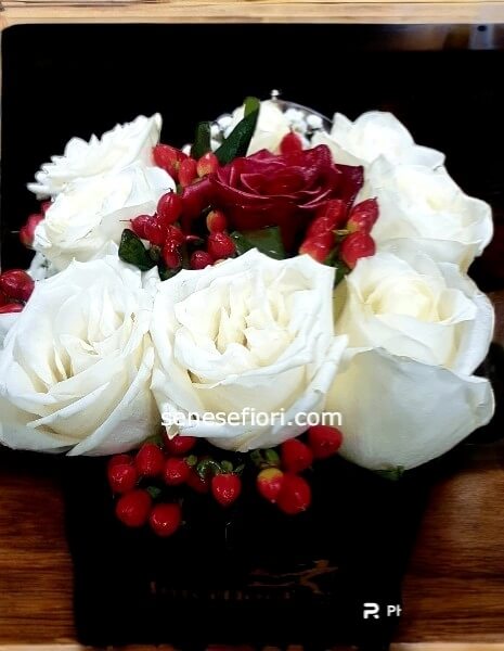 Flower Box Rose Bianche: L&acute;Eleganza della Purezza a Napoli